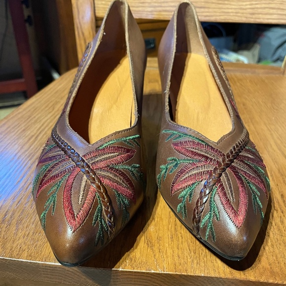 Embroidered Brown Turned Heels - Size 40 - Picture 1 of 8